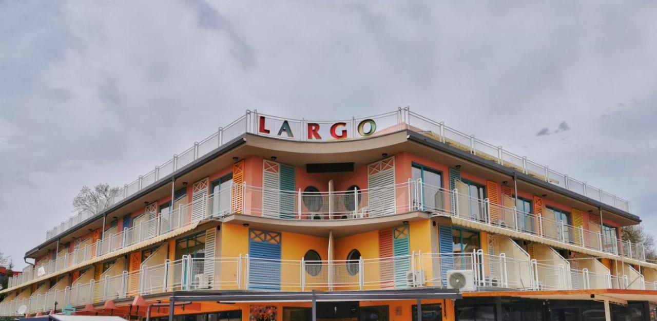 סאני ביץ' Hotel Largo Beach מראה חיצוני תמונה